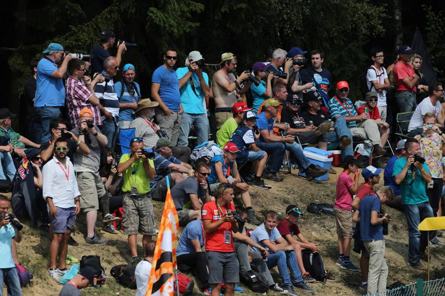 Un gruppo di tifosi sul circuito di Spa-Francorchamps (Lapresse)